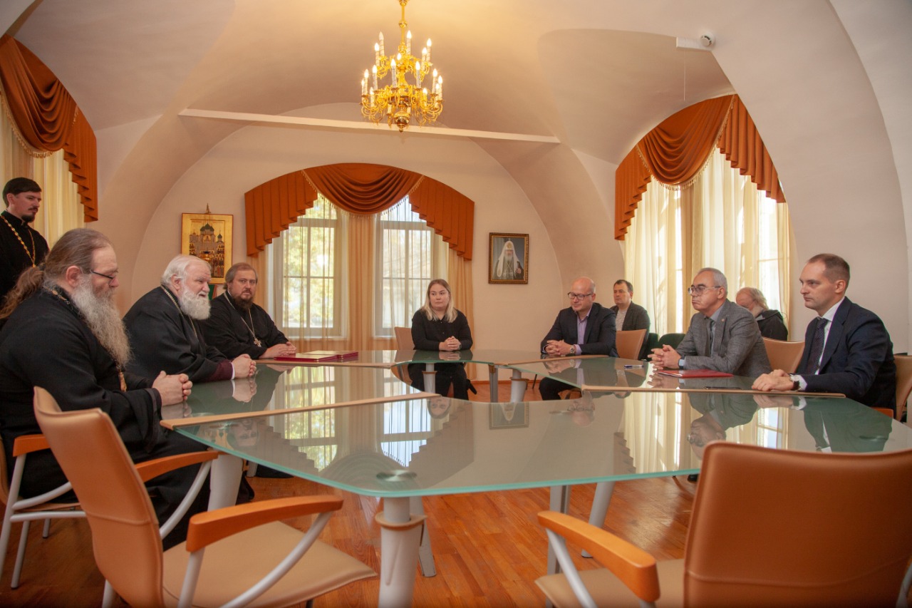Основатель ИКК "Вятское" Олег Жаров подписал соглашения о сотрудничестве с Ростовским кремлём и Ярославской епархией